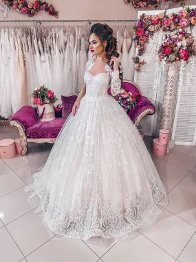 ---Shiny and romantic tulle wedding dress embroidered with precious floral ramages design, characterized by the powder pink lini