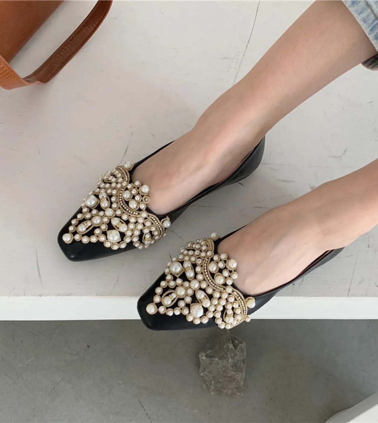 New Crown Pearl Flats Women Wedding Shoes Pointed Toe Female Dress Moccasins Low Pearl Heel Ladies Fashion Luxury Style